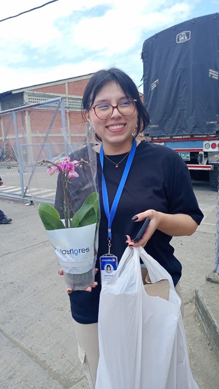 Cliente feliz con su Phalaenopsis rosa recién adquirida