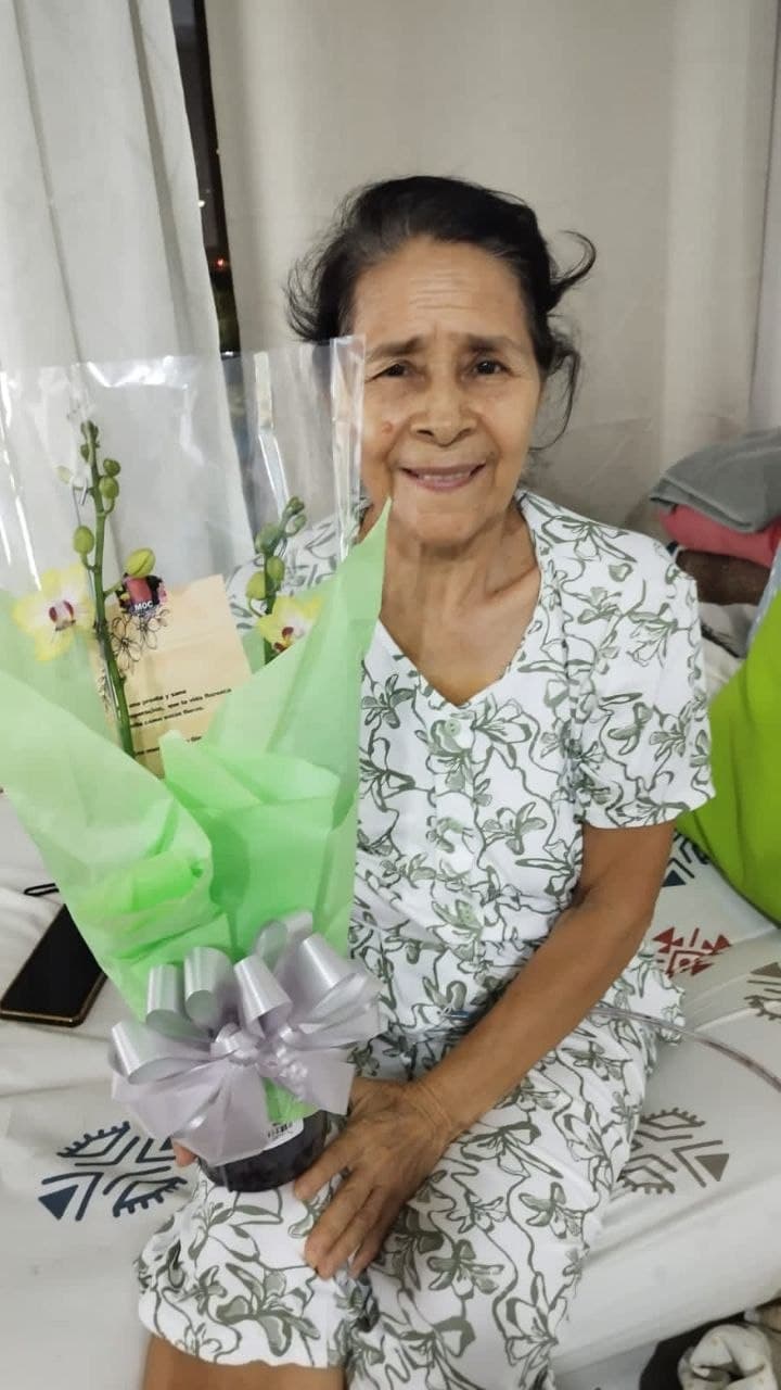 Cliente recibiendo orquídea amarilla como regalo especial