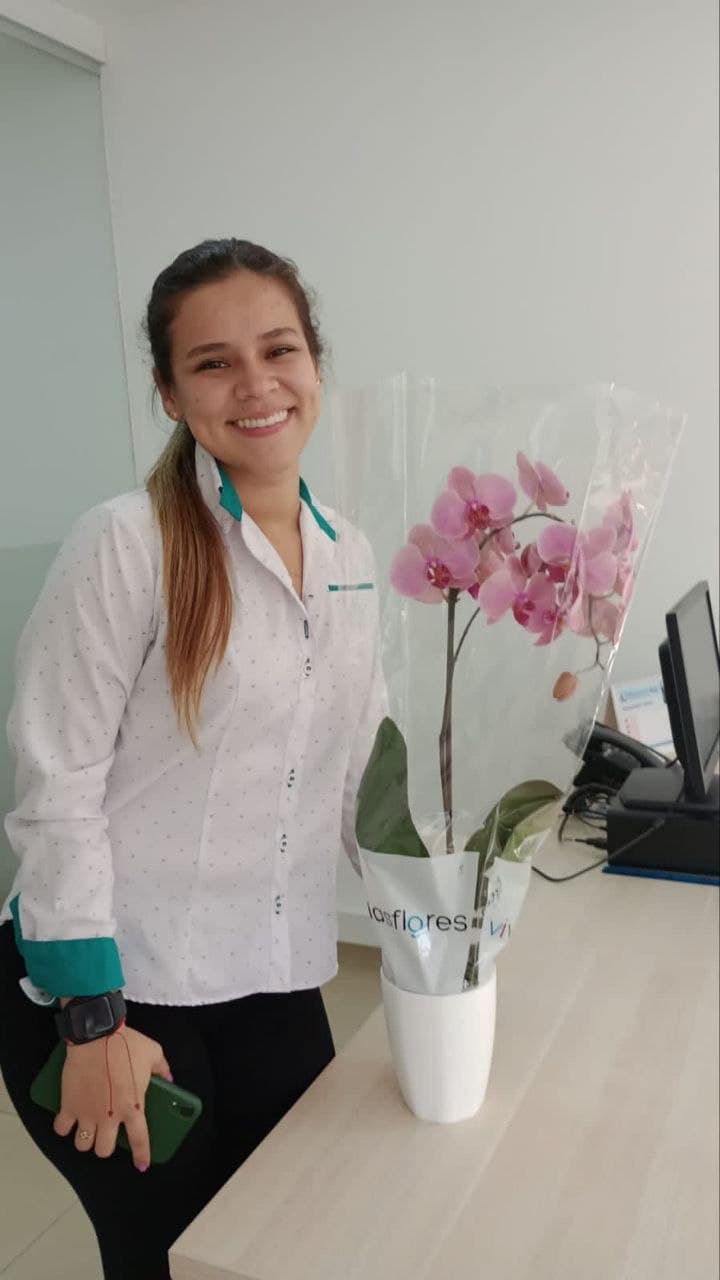 Cliente con Phalaenopsis rosa en su lugar de trabajo